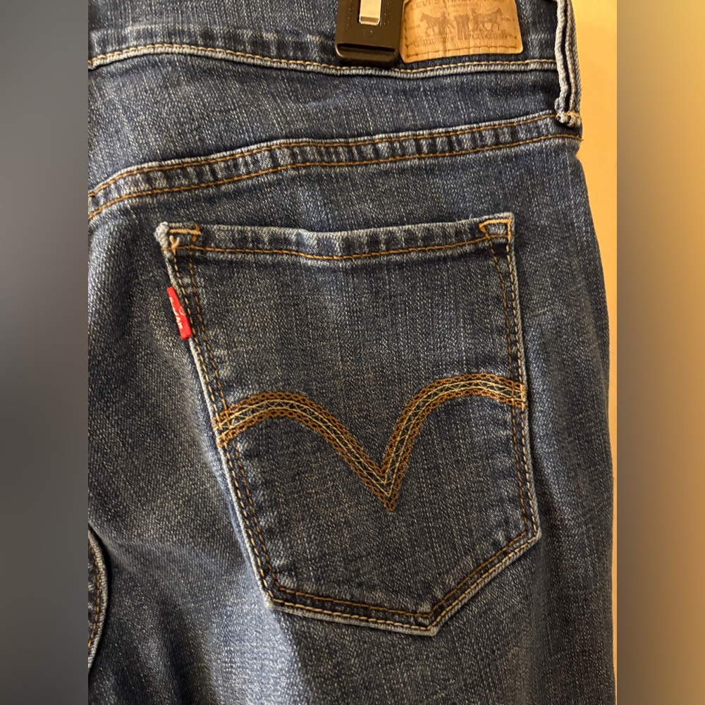 Levi's Blue Jeans with Vintage Wash and Signature Stitching - size 8